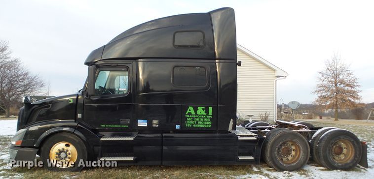 image for item EM9891 2010 Volvo VNL semi truck