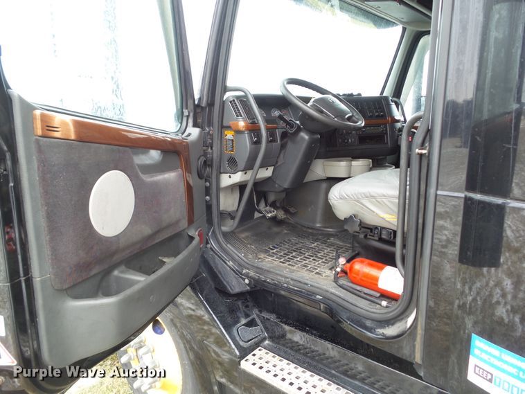 image for item EM9891 2010 Volvo VNL semi truck