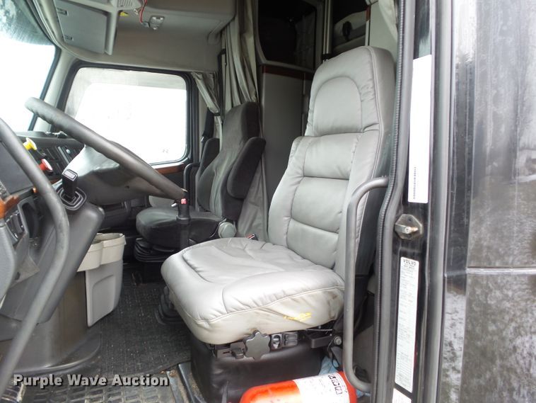 image for item EM9891 2010 Volvo VNL semi truck