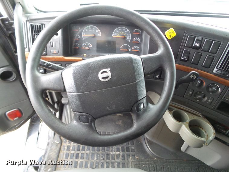 image for item EM9891 2010 Volvo VNL semi truck