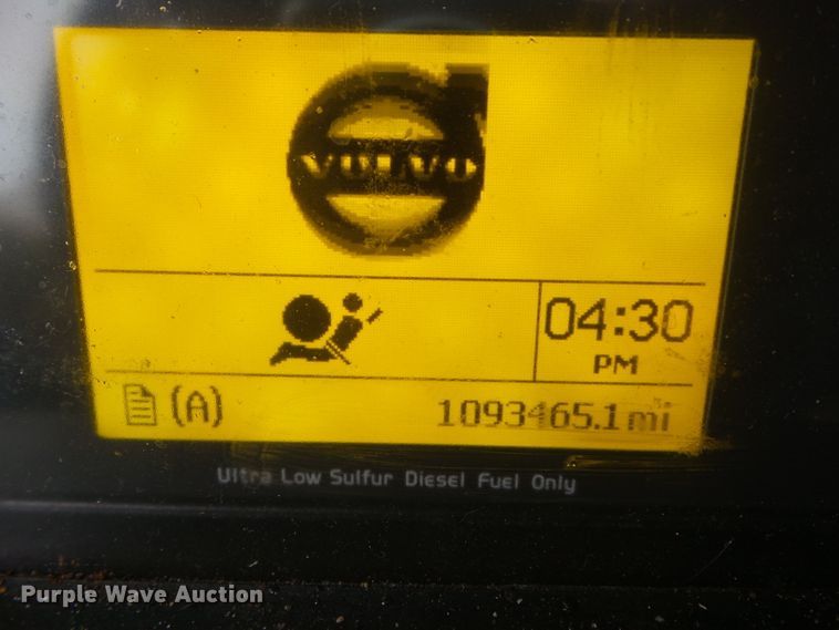 image for item EM9891 2010 Volvo VNL semi truck