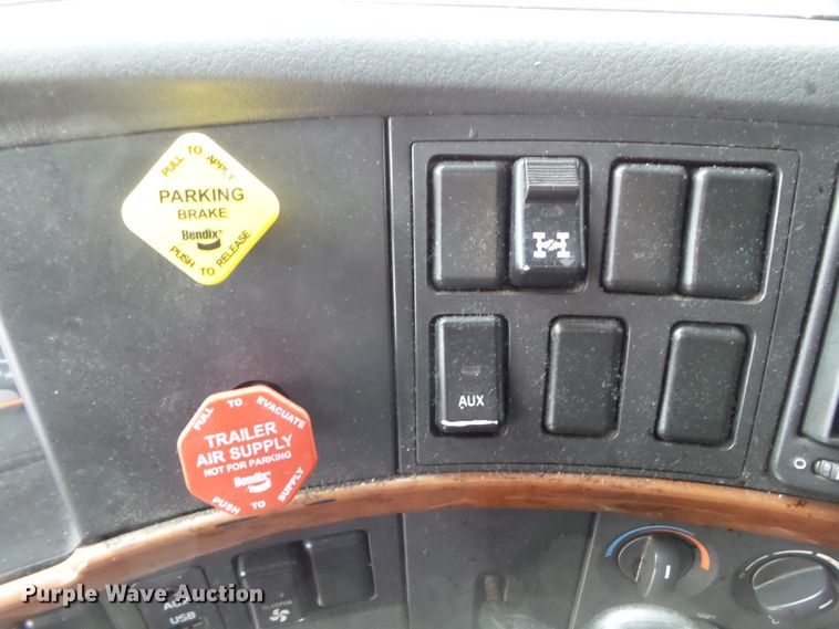 image for item EM9891 2010 Volvo VNL semi truck