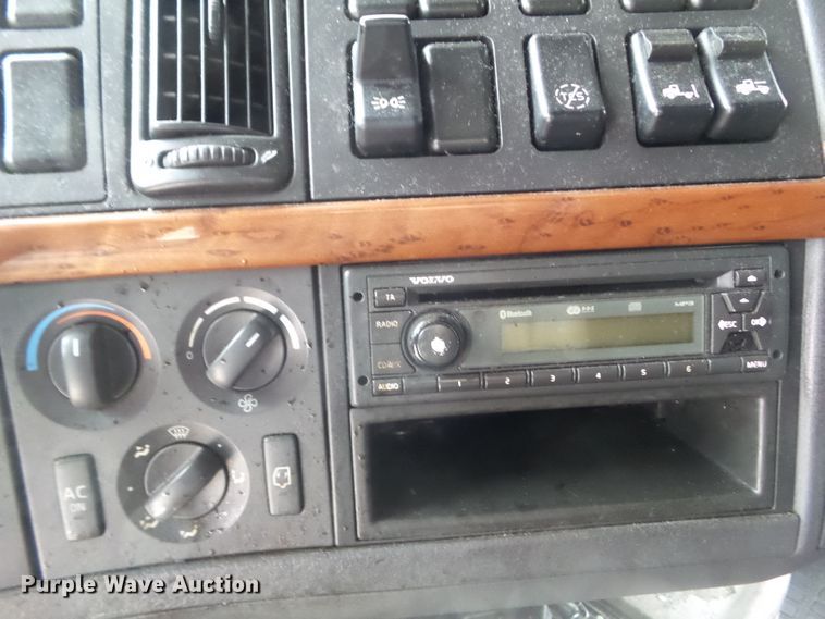 image for item EM9891 2010 Volvo VNL semi truck