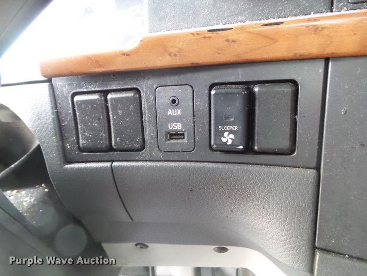 image for item EM9891 2010 Volvo VNL semi truck