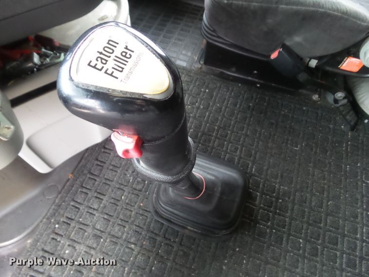 image for item EM9891 2010 Volvo VNL semi truck