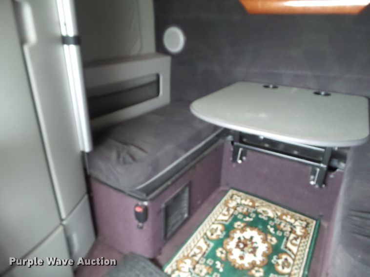 image for item EM9891 2010 Volvo VNL semi truck