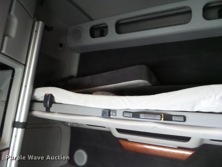 image for item EM9891 2010 Volvo VNL semi truck