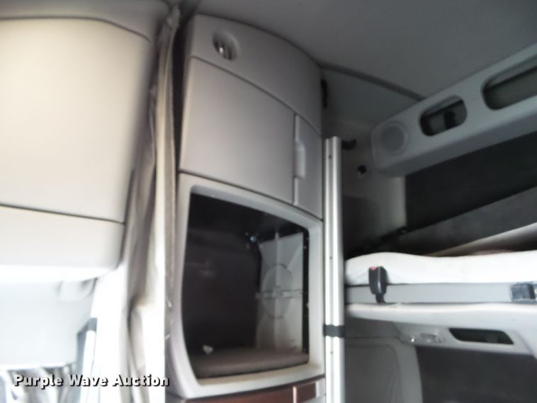 image for item EM9891 2010 Volvo VNL semi truck