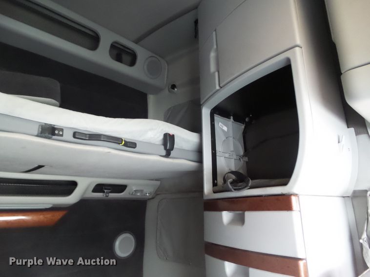 image for item EM9891 2010 Volvo VNL semi truck