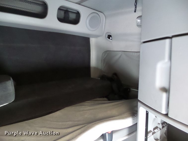 image for item EM9891 2010 Volvo VNL semi truck