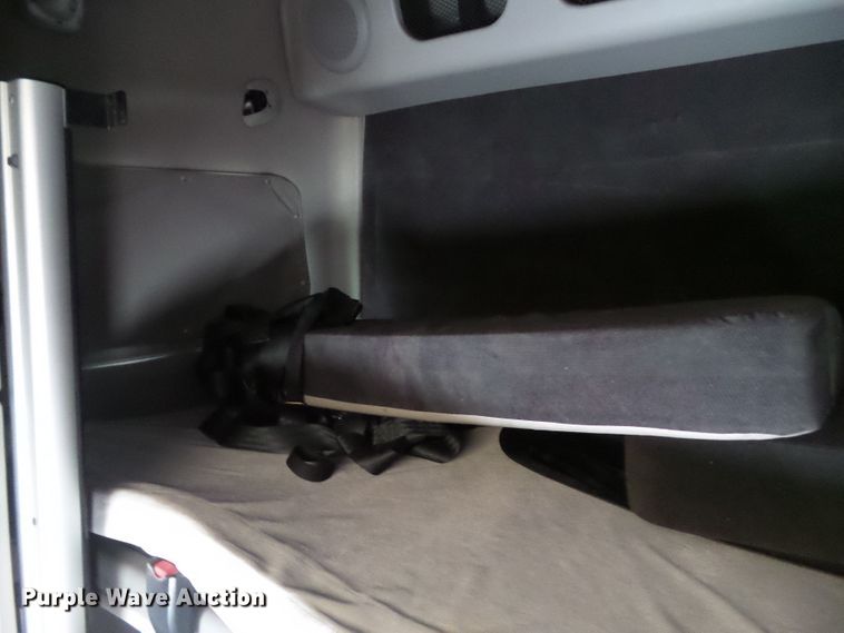 image for item EM9891 2010 Volvo VNL semi truck