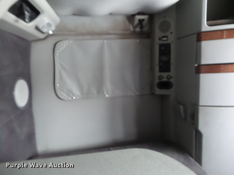 image for item EM9891 2010 Volvo VNL semi truck