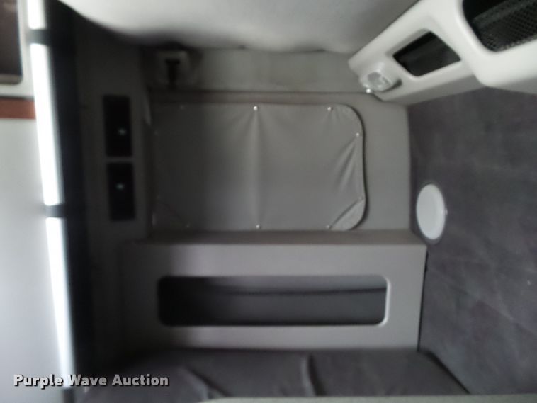 image for item EM9891 2010 Volvo VNL semi truck