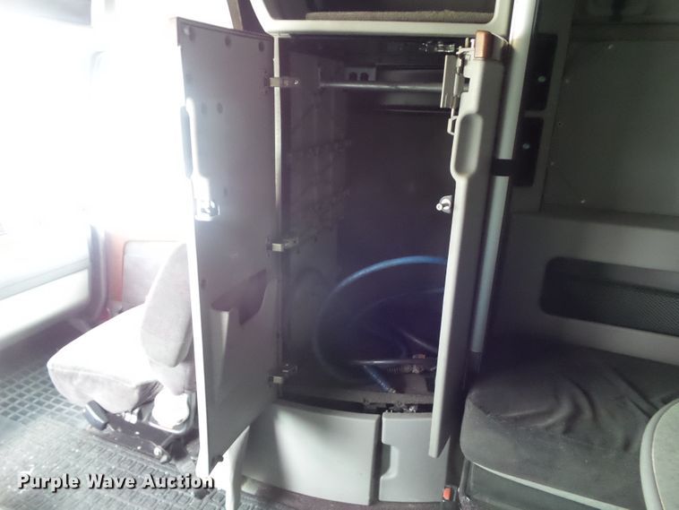 image for item EM9891 2010 Volvo VNL semi truck