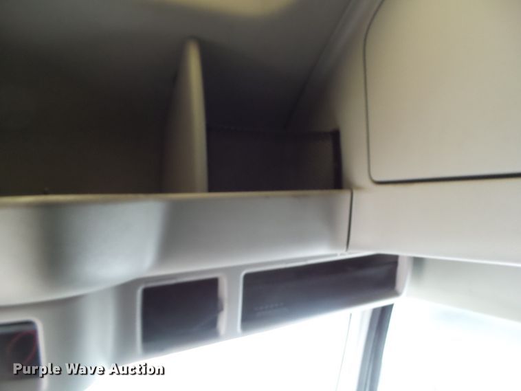 image for item EM9891 2010 Volvo VNL semi truck