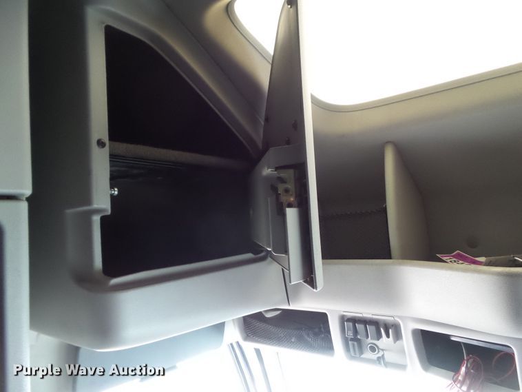 image for item EM9891 2010 Volvo VNL semi truck