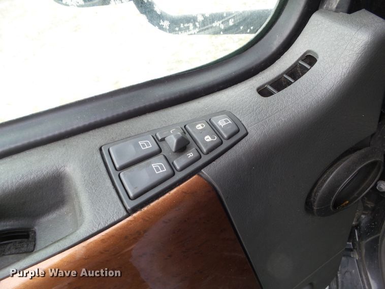 image for item EM9891 2010 Volvo VNL semi truck