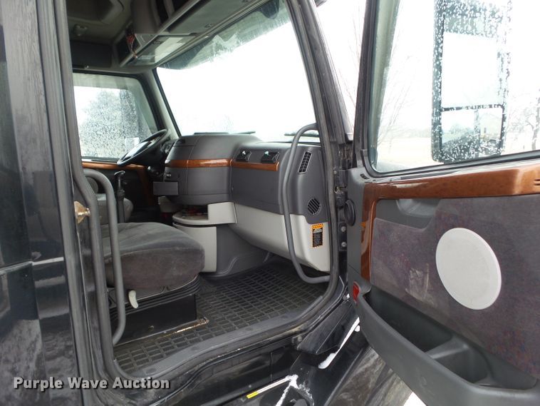 image for item EM9891 2010 Volvo VNL semi truck