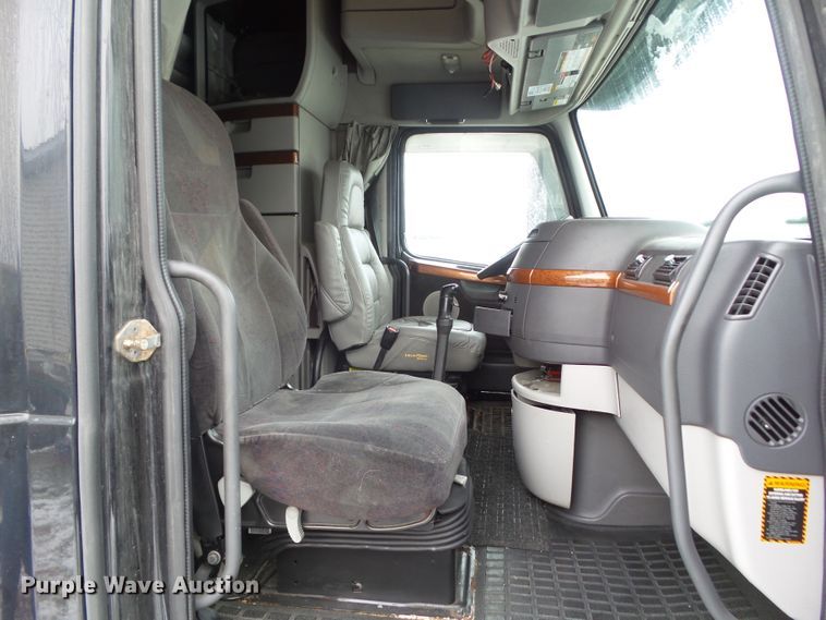 image for item EM9891 2010 Volvo VNL semi truck