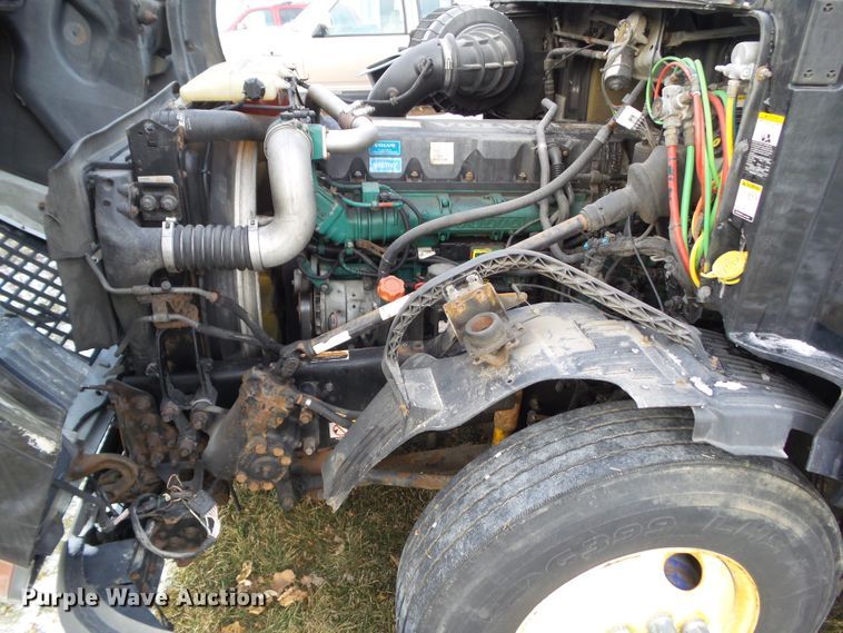 image for item EM9891 2010 Volvo VNL semi truck