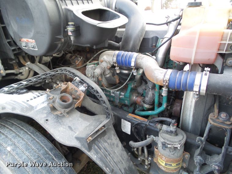 image for item EM9891 2010 Volvo VNL semi truck