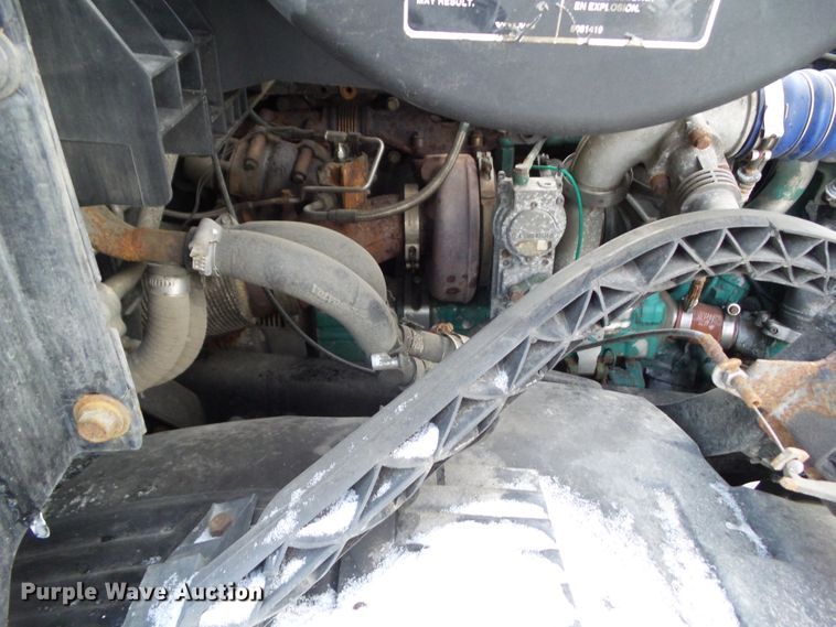 image for item EM9891 2010 Volvo VNL semi truck