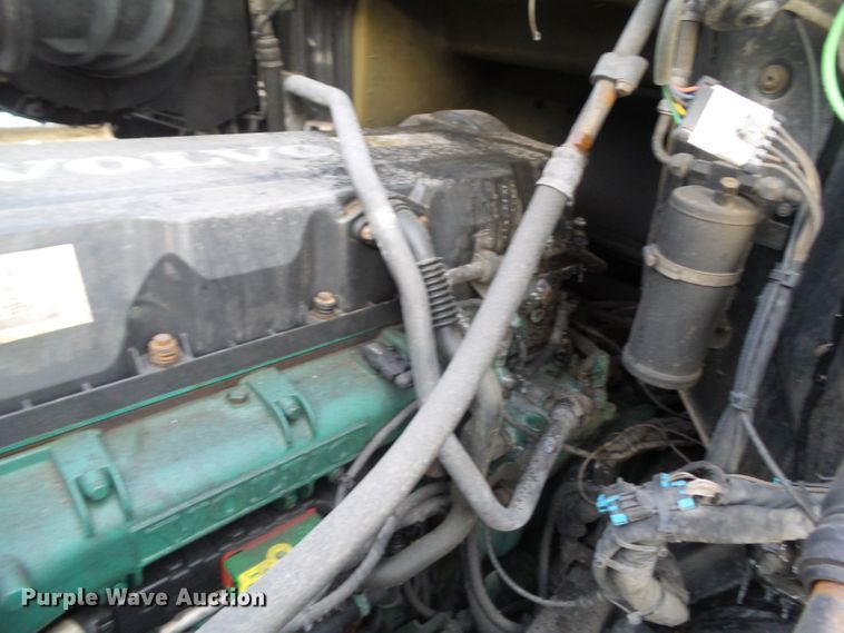 image for item EM9891 2010 Volvo VNL semi truck