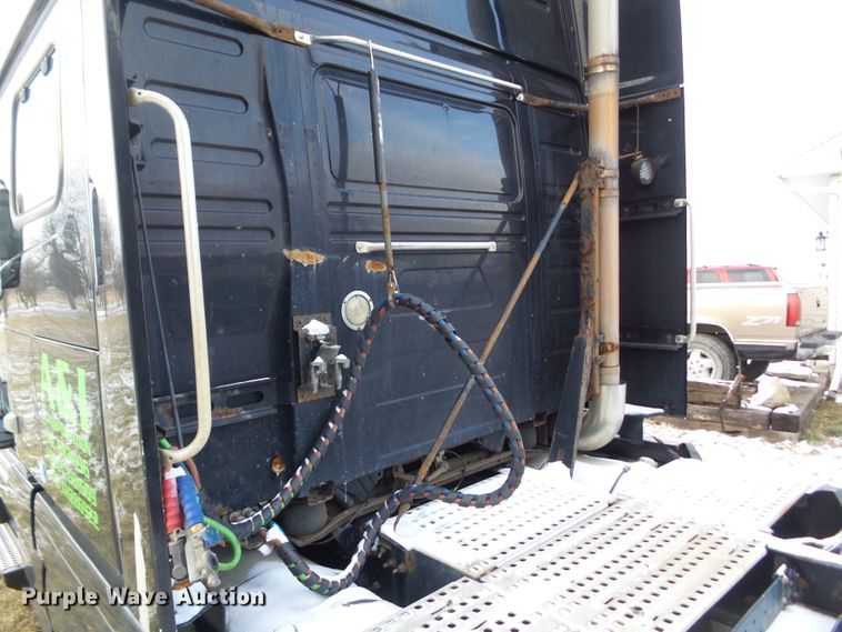 image for item EM9891 2010 Volvo VNL semi truck