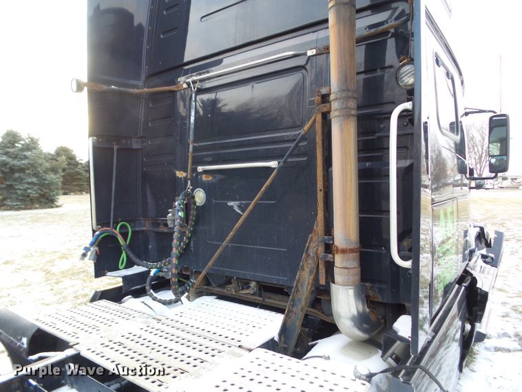 image for item EM9891 2010 Volvo VNL semi truck