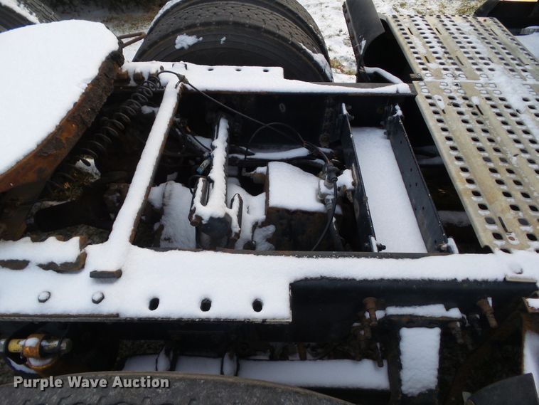 image for item EM9891 2010 Volvo VNL semi truck