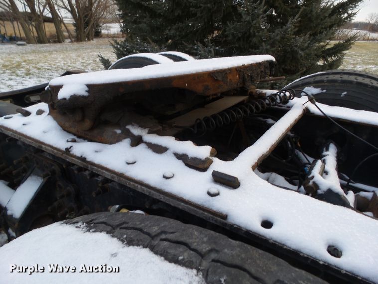 image for item EM9891 2010 Volvo VNL semi truck