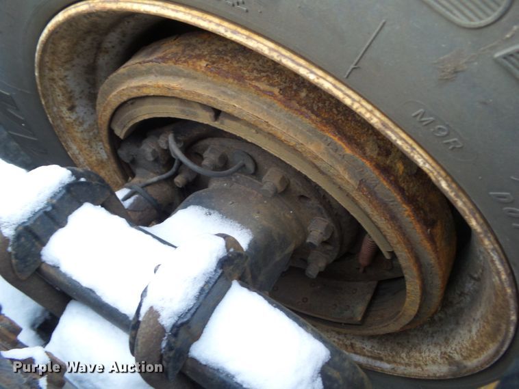 image for item EM9891 2010 Volvo VNL semi truck