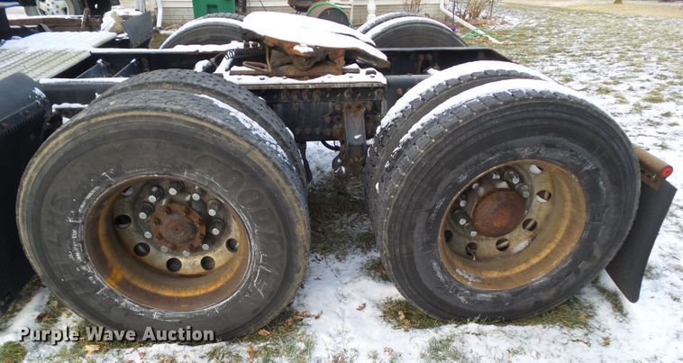 image for item EM9891 2010 Volvo VNL semi truck