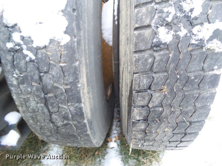 image for item EM9891 2010 Volvo VNL semi truck