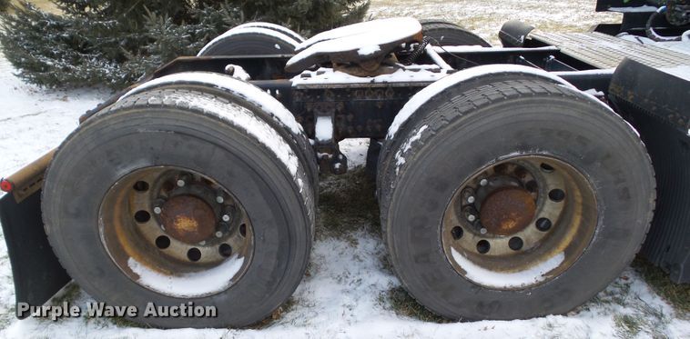 image for item EM9891 2010 Volvo VNL semi truck