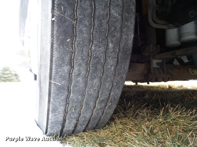 image for item EM9891 2010 Volvo VNL semi truck