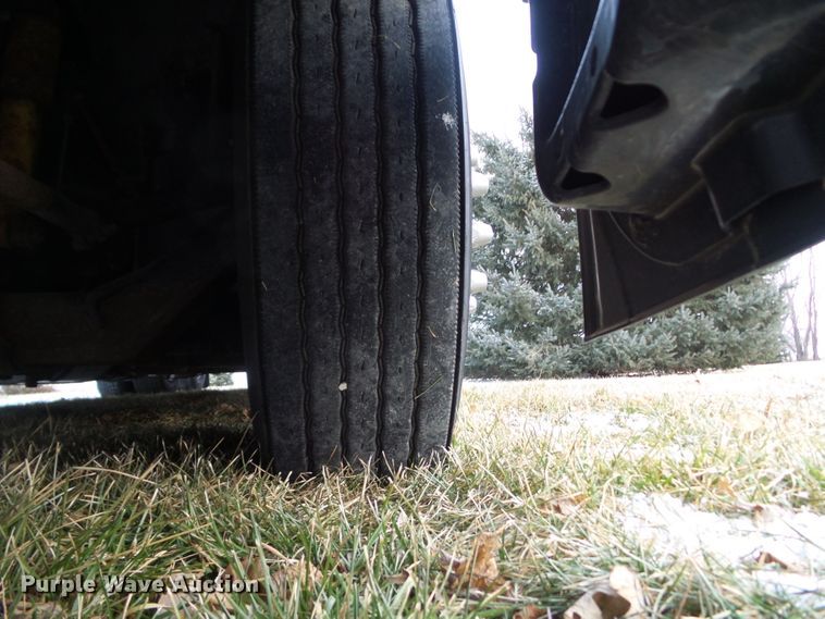 image for item EM9891 2010 Volvo VNL semi truck