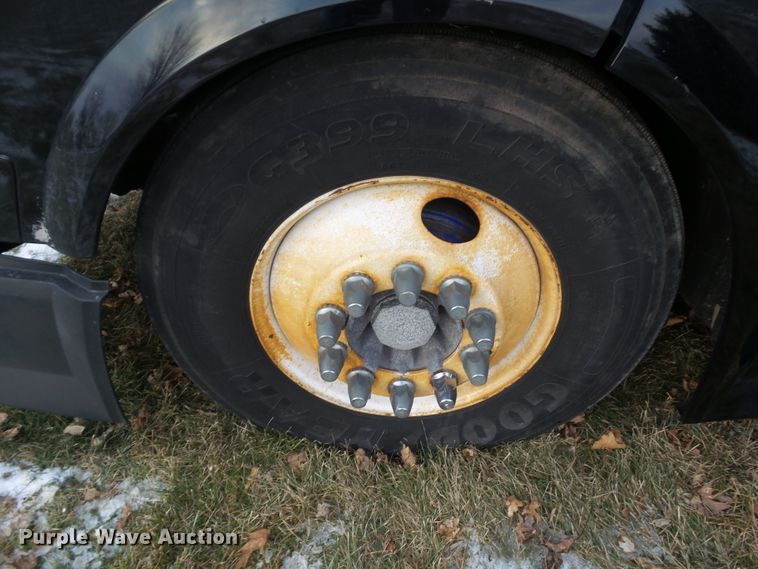 image for item EM9891 2010 Volvo VNL semi truck