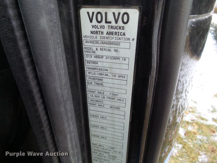 image for item EM9891 2010 Volvo VNL semi truck