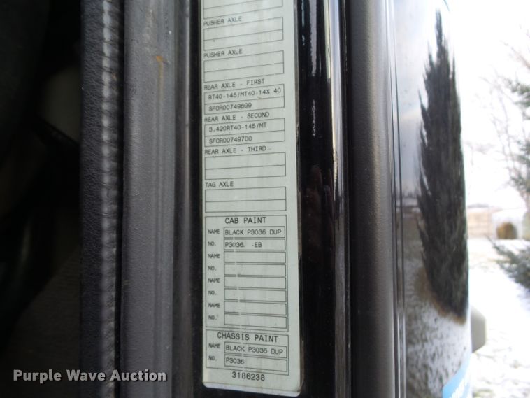 image for item EM9891 2010 Volvo VNL semi truck