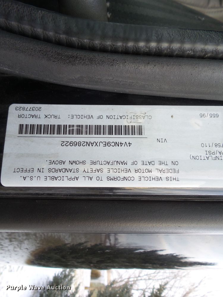 image for item EM9891 2010 Volvo VNL semi truck