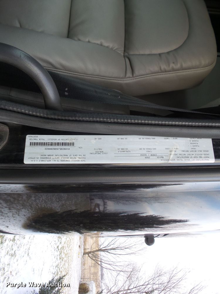 image for item EM9891 2010 Volvo VNL semi truck