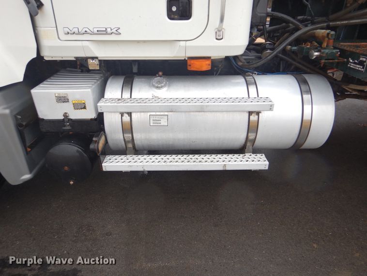 image for item FF9163 2008 Mack GU713 semi truck