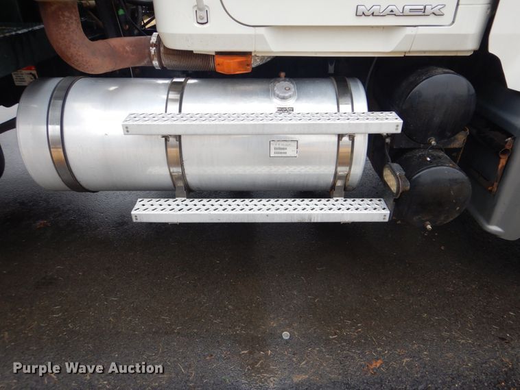 image for item FF9163 2008 Mack GU713 semi truck