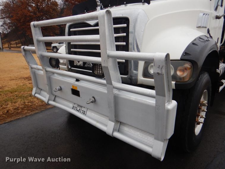 image for item FF9163 2008 Mack GU713 semi truck