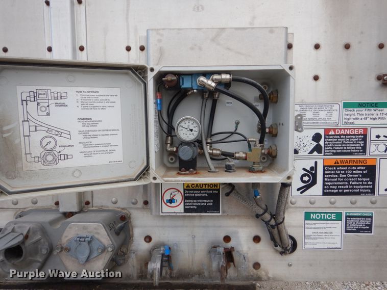 image for item FU9000 2007 Wilson PSDCL-402 livestock trailer