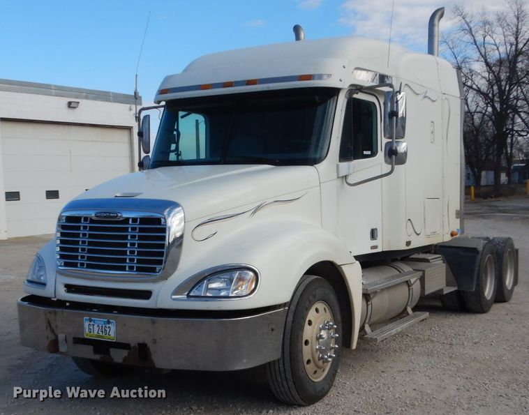 image for item FU9001 2004 Freightliner Columbia semi truck