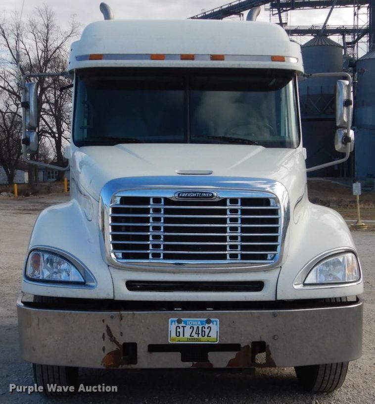 image for item FU9001 2004 Freightliner Columbia semi truck