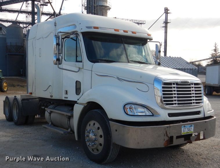 image for item FU9001 2004 Freightliner Columbia semi truck