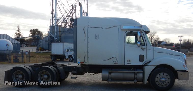 image for item FU9001 2004 Freightliner Columbia semi truck